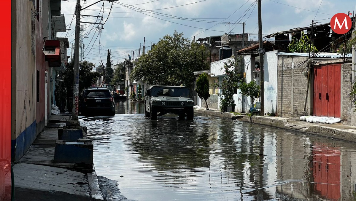Siguen trabajando por bajar el nivel de inundación en Chalco tras las recientes lluvias. Foto: (Zuleyma García)