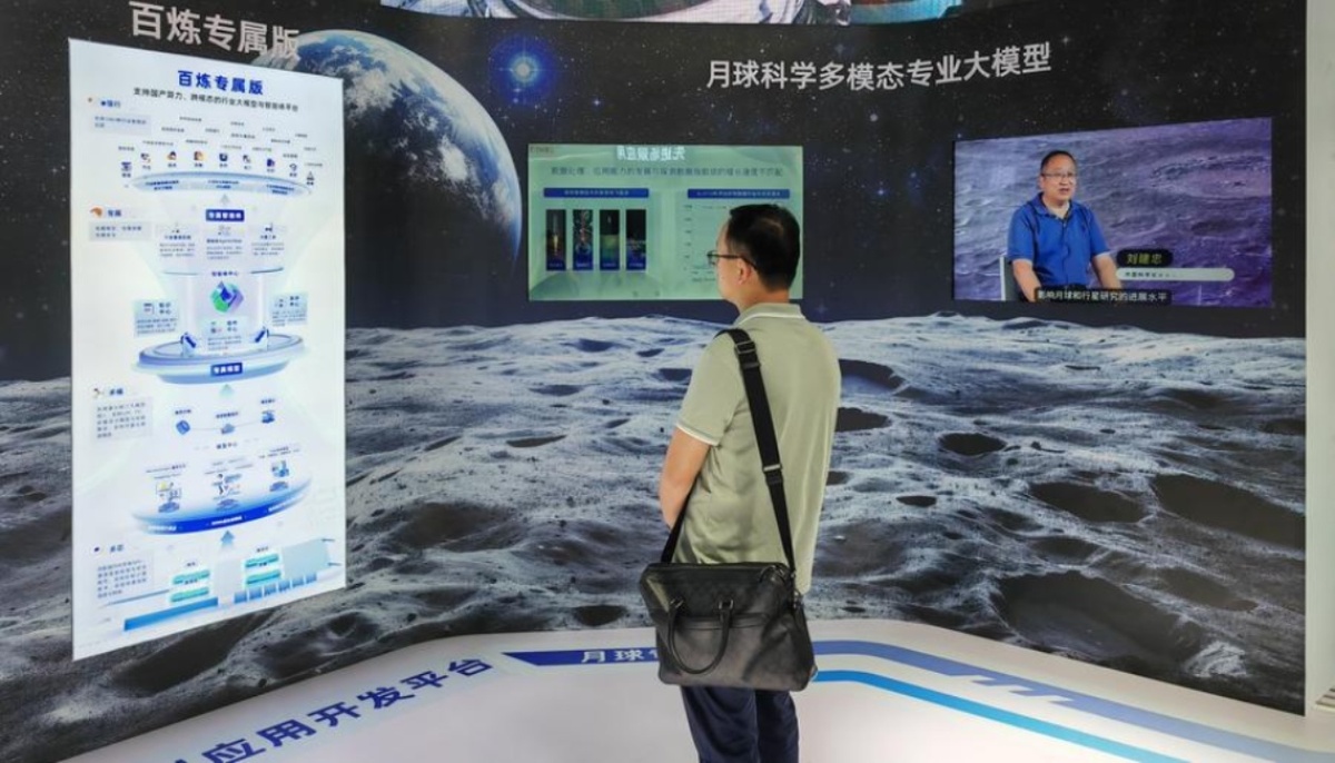 Visitante conoce el primer LLM del mundo para el campo de la ciencia lunar. (Xinhua/Xiang Dingjie)