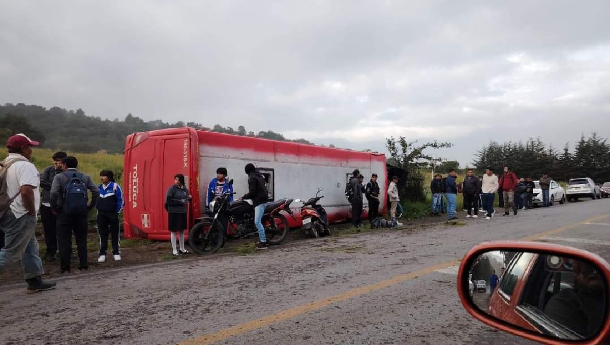 La volcadura del camión de pasajeros se registró en la carretera Xochicuautla-Atarasquillo. Foto: (Especial)