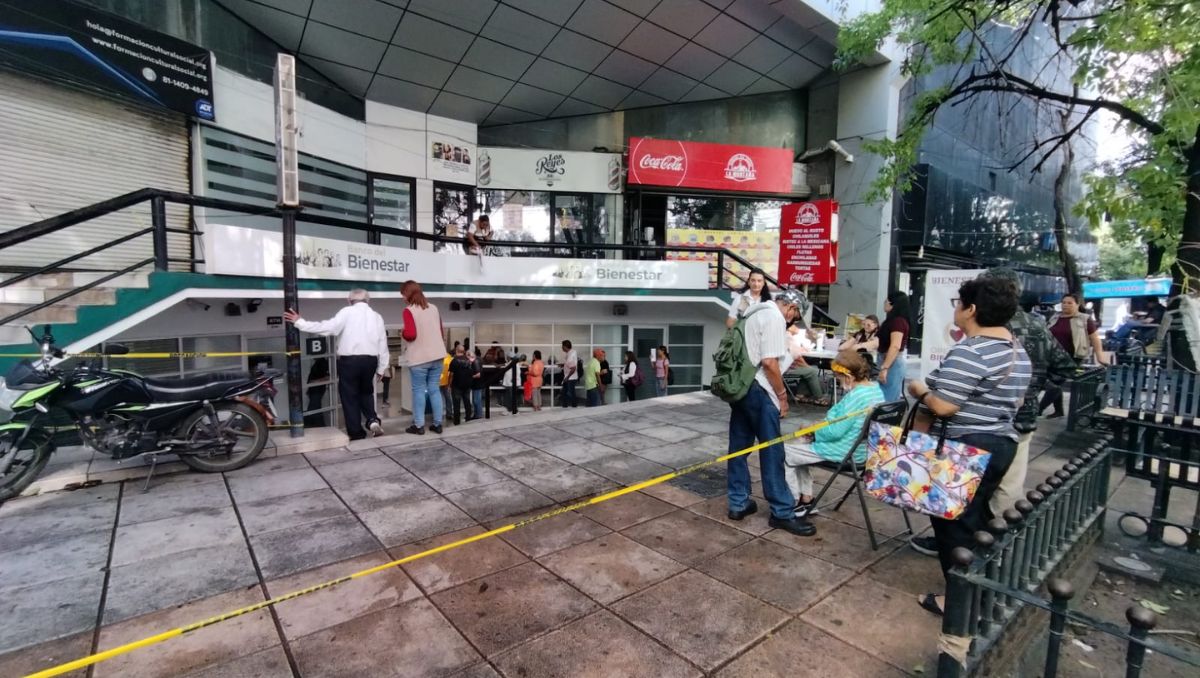 Adultos mayores acudieron a cobrar su apoyo bimestral en una sucursal del Centro de Monterrey. Sandra González