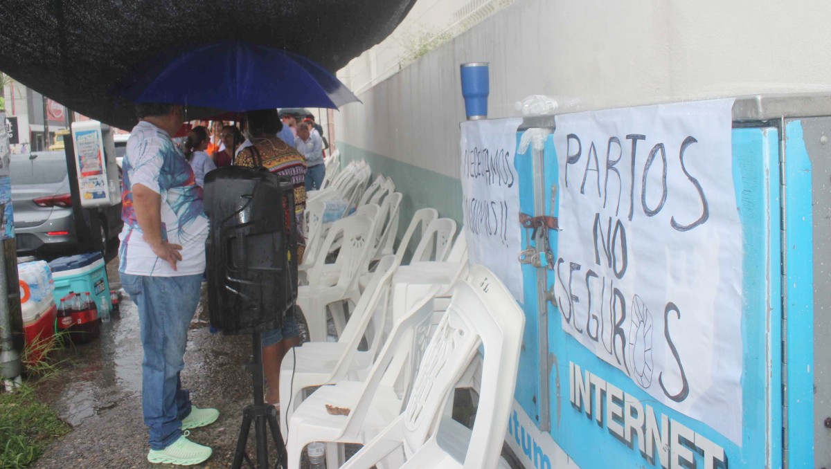 Continúan las manifestaciones afuera del hospital Carlos Canseco. (Sergio Sánchez)