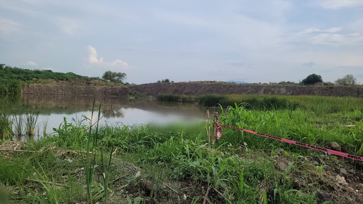 El cuerpo fue localizado  a la orilla del canal que cruza la colonia Galaxia Bonito Jalisco. (Usi Toledo)