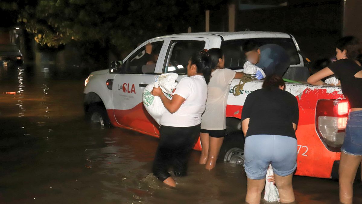 Entregan apoyos en colonias afectadas tras Laguna de Regulación. | Rolando Riestra
