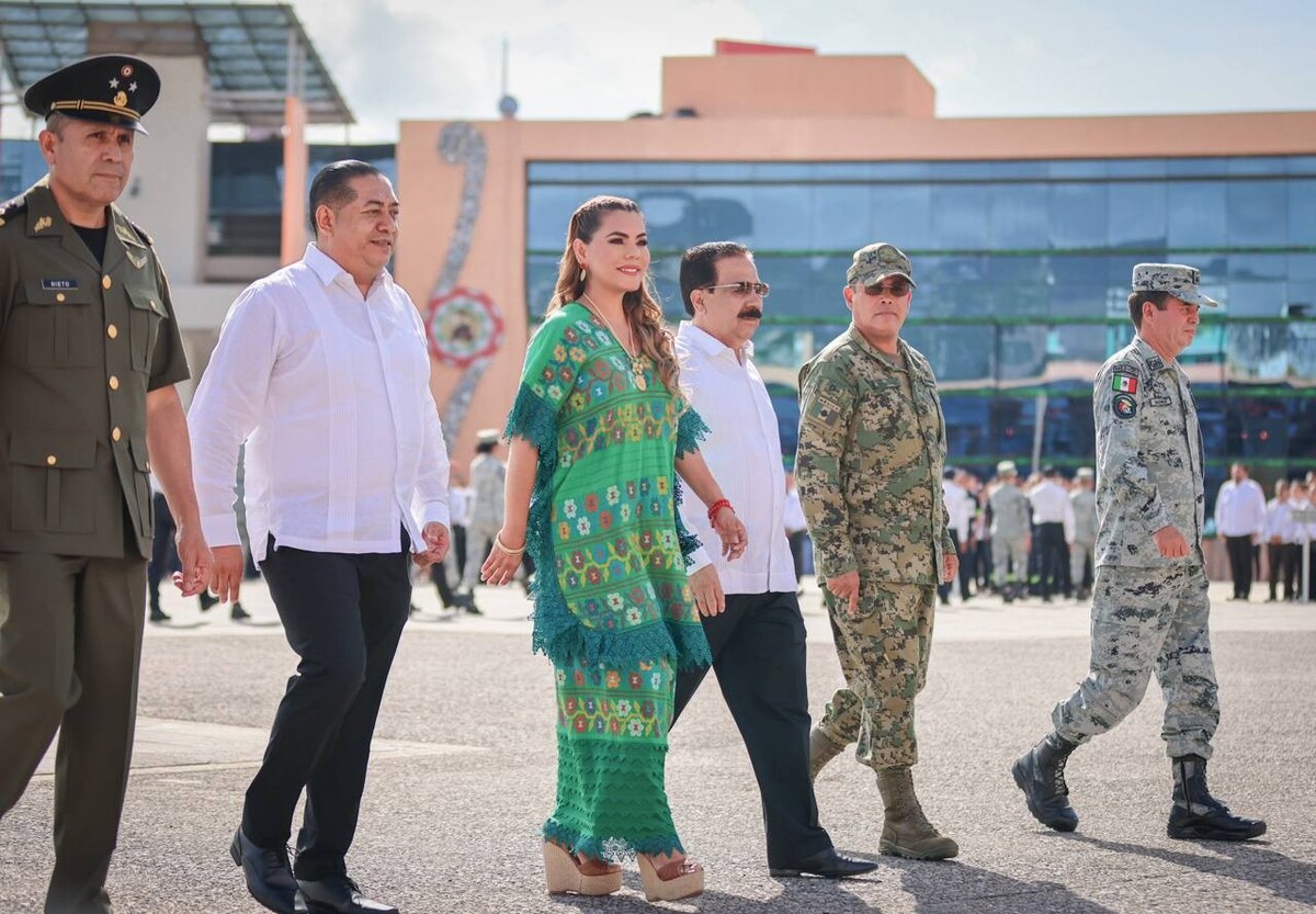 Evelyn Salgado y su gabinete en la ceremonia de Izamiento de Bandera en Guerrero (foto: especial)