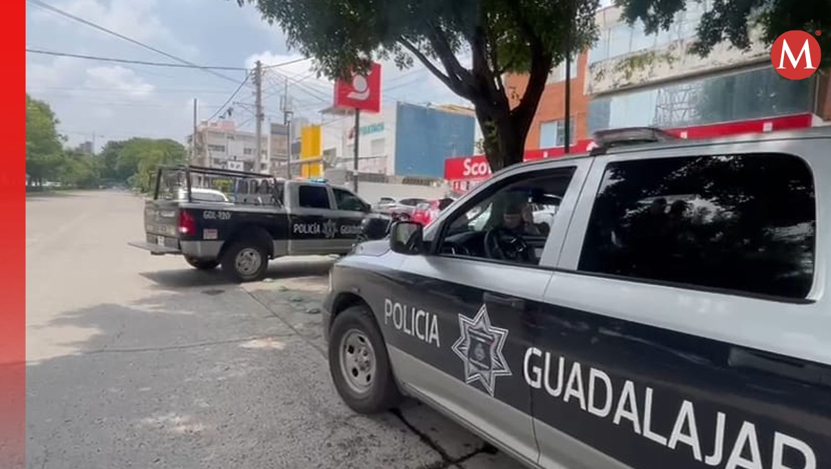 Policías de Guadalajara acudieron a lugar de robo afuera de banco (Juan Carlos Munguía)
