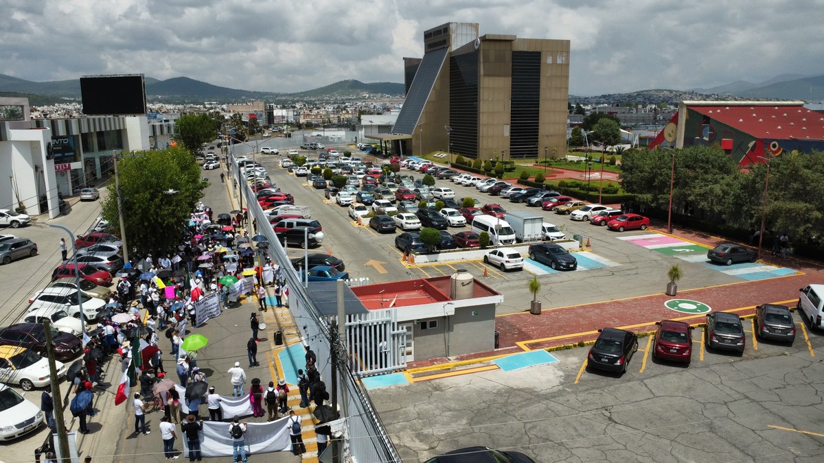 Trabajadores del PJF en Pachuca se manifiestan frente al Congreso, exigiendo detener la reforma judicial | Jorge Sánchez