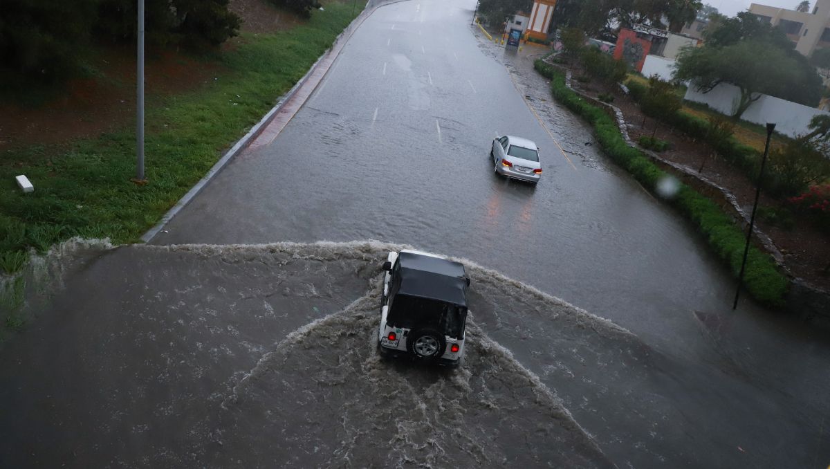 Algunos vehículos quedaron varados por las inundaciones | Jorge López