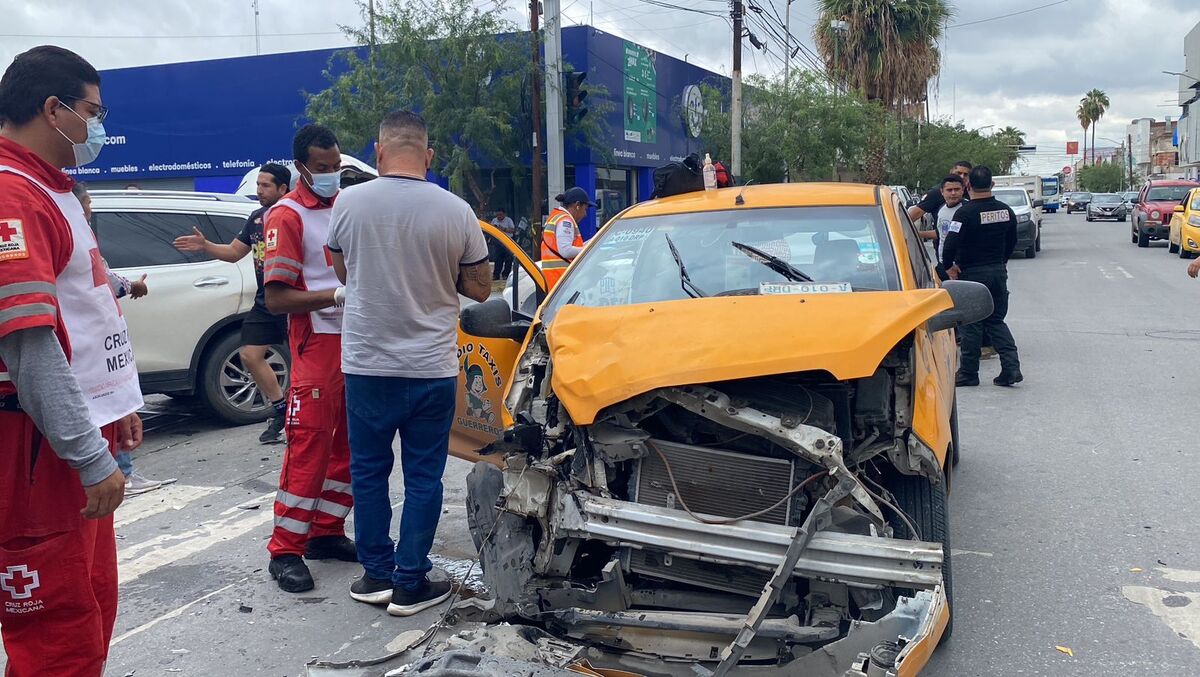 Accidente en avenida Hidalgo y la calle Ildefonso Fuentes. | Especial