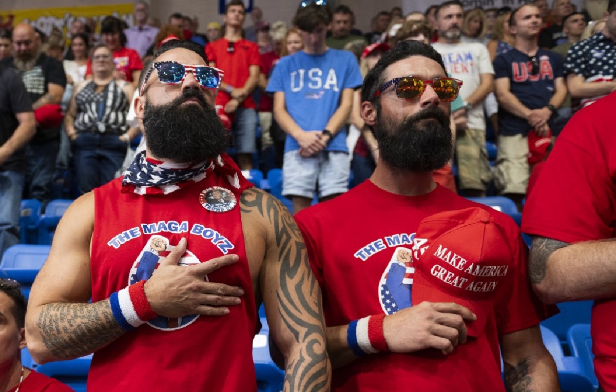 Apoyo de los MAGA Boys a Donald Trump en un evento de Johnstown (AFP)