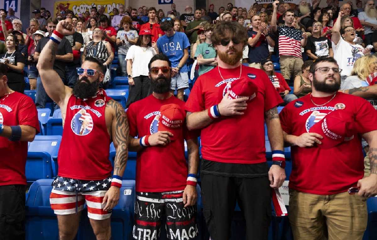 Apoyo de los MAGA Boys a Donald Trump en un evento de Johnstown (AFP)