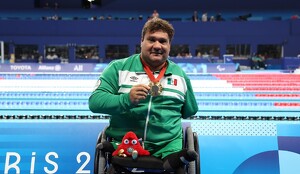 El mexicano Arnulfo Castorena gana medalla de oro en los Juegos Paralímpicos de París 2024.