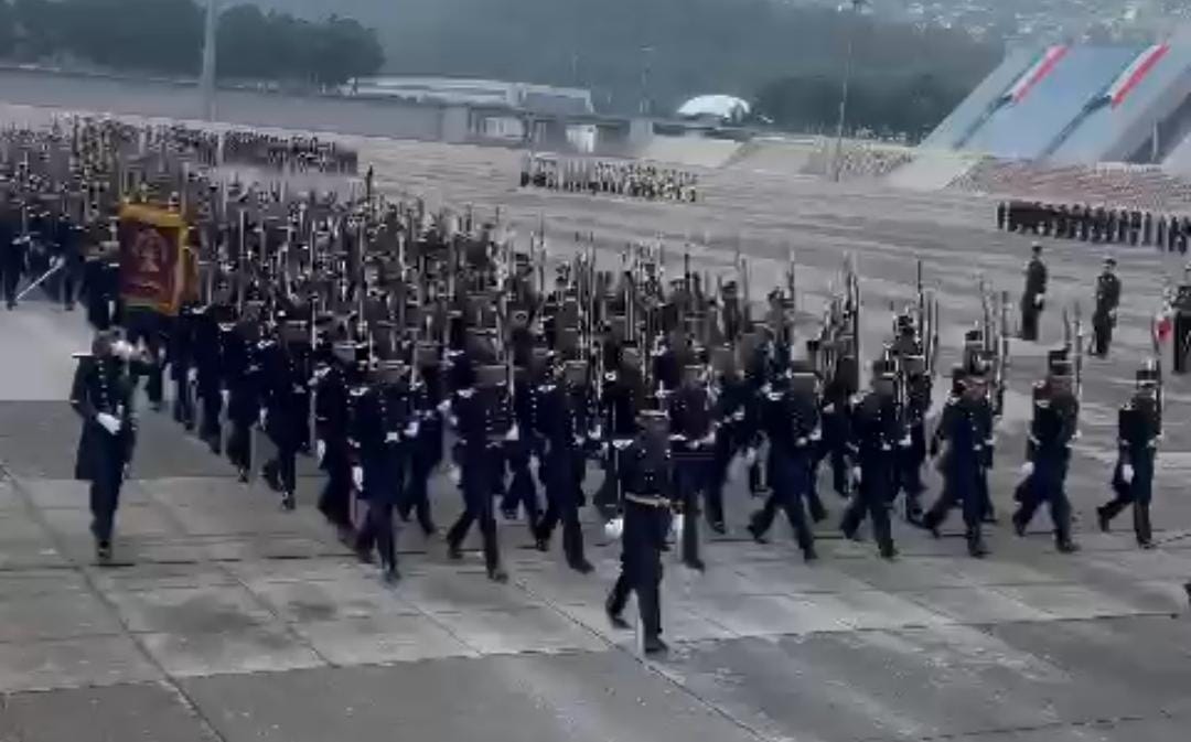Cadetes marcharon durante la ceremonia.