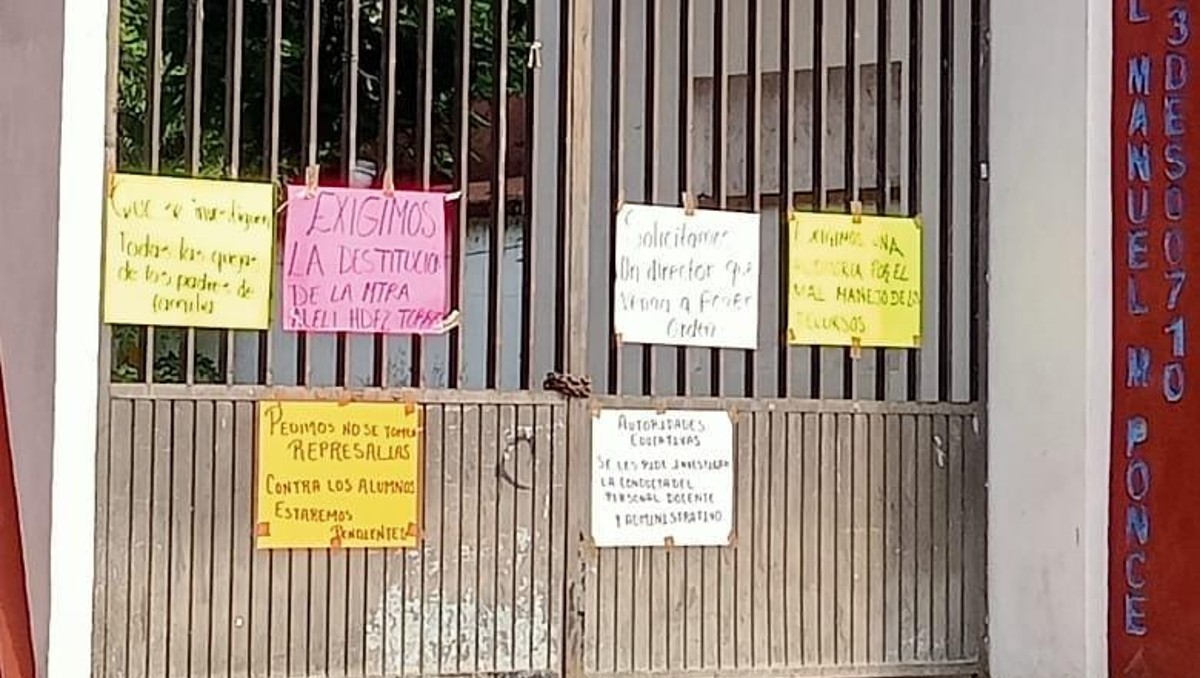 Colocan carteles afuera de plantel en Huejutla para pedir destituir a la directora. (Wendy Salazar)
