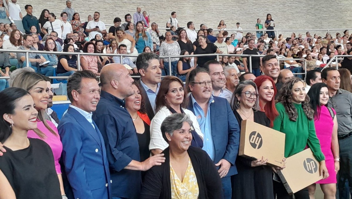 Entregan computadoras a maestros en Jalisco (Gloria Reza)