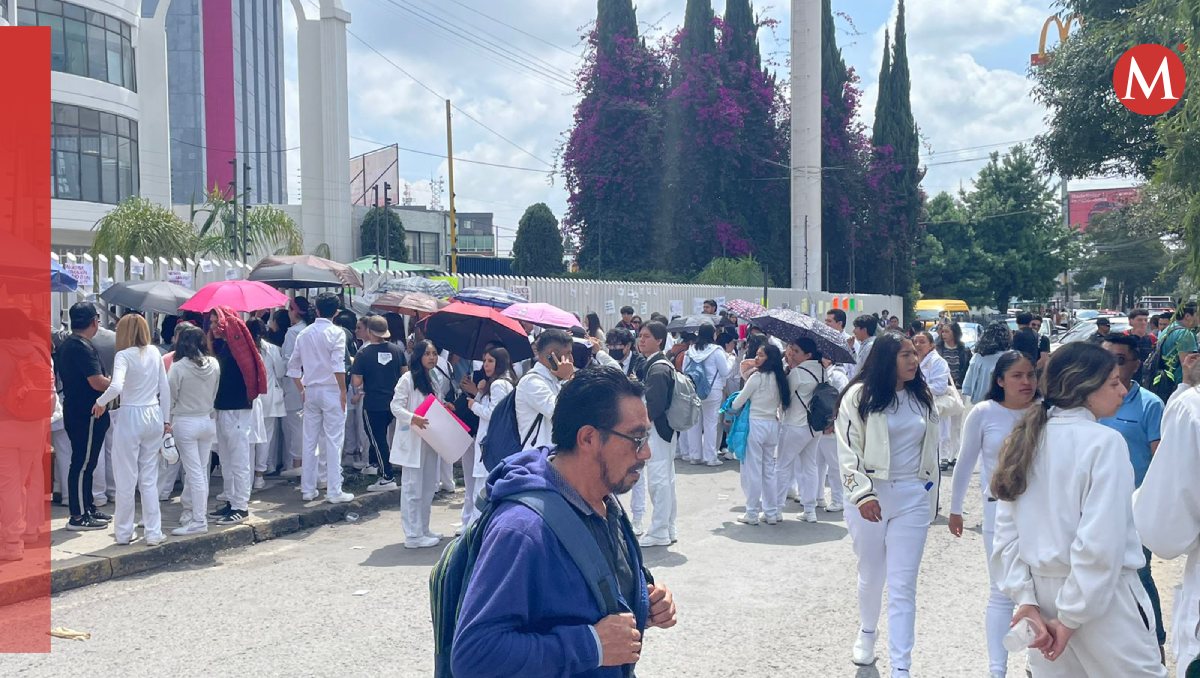 Los estudiantes de odontología cerraron la entrada y salidad de su plantel ubicado en Metepec. Foto: (Especial)