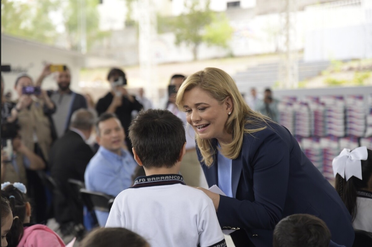 Gobernadora Maru Campos entrega entregó útiles escolares / Cortesía