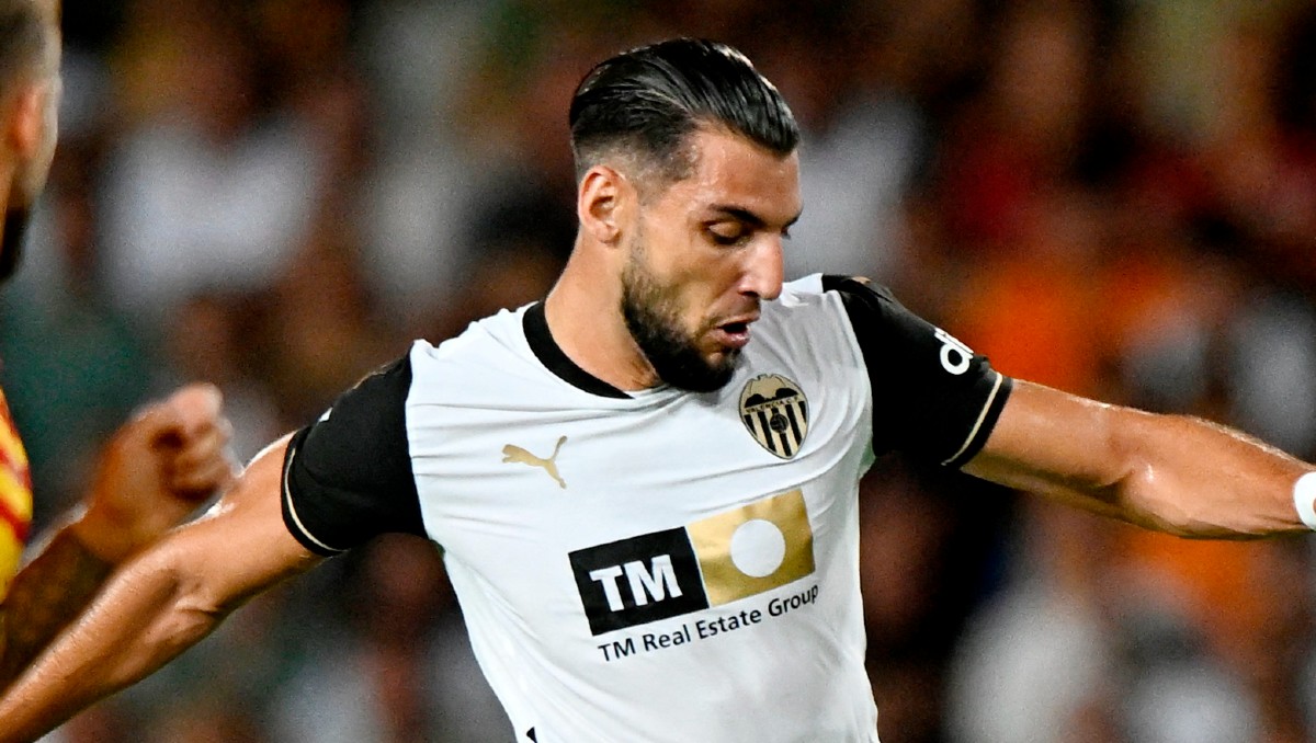 Valencia analiza situación de Rafa Mir tras ser acusado de presunta agresión sexual (Reuters)