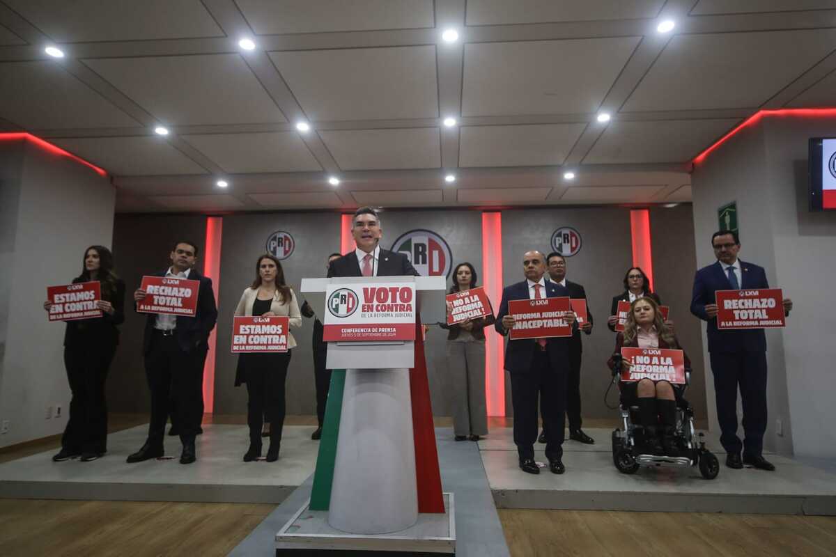 Alejandro Moreno, dirigente del PRI acompañado por los senadores de la bancada | Araceli López