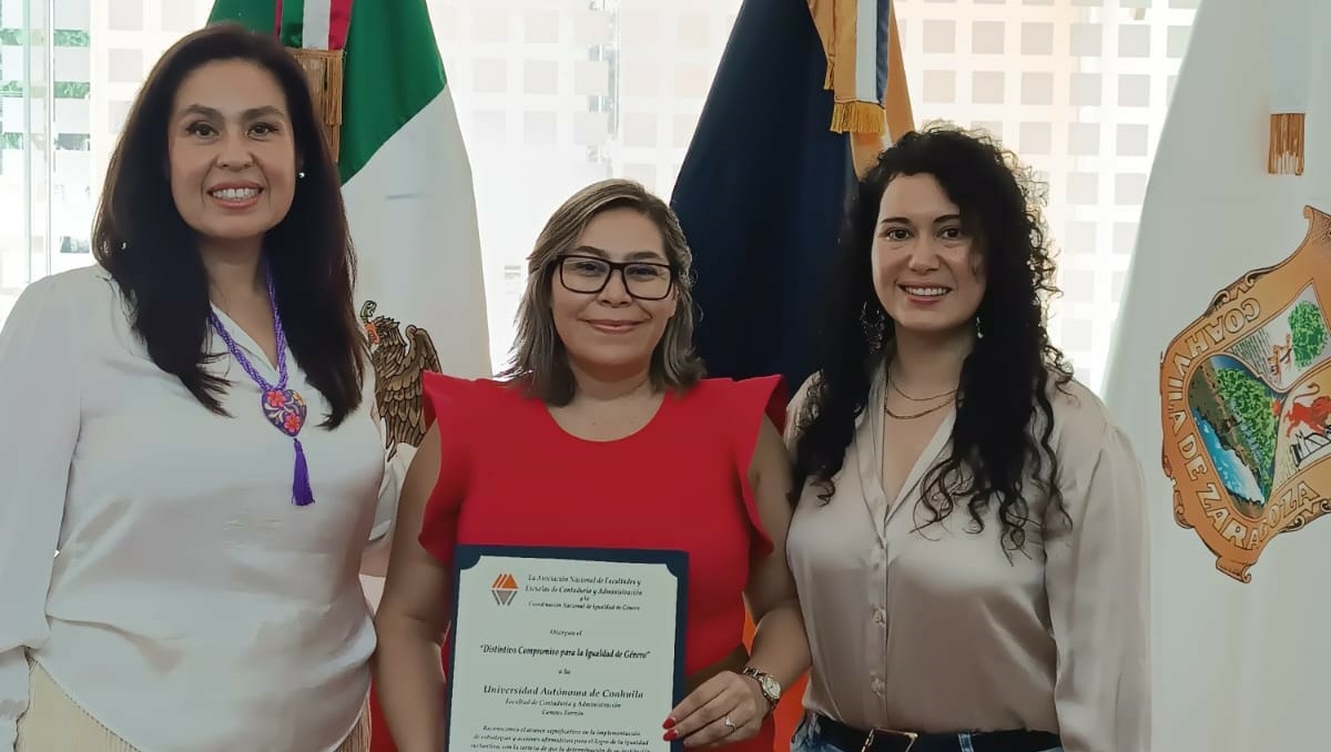 Autoridades de la Facultad de Contaduría y Administración, Unidad Torreón, de la Universidad Autónoma de Coahuila. (cortesía)