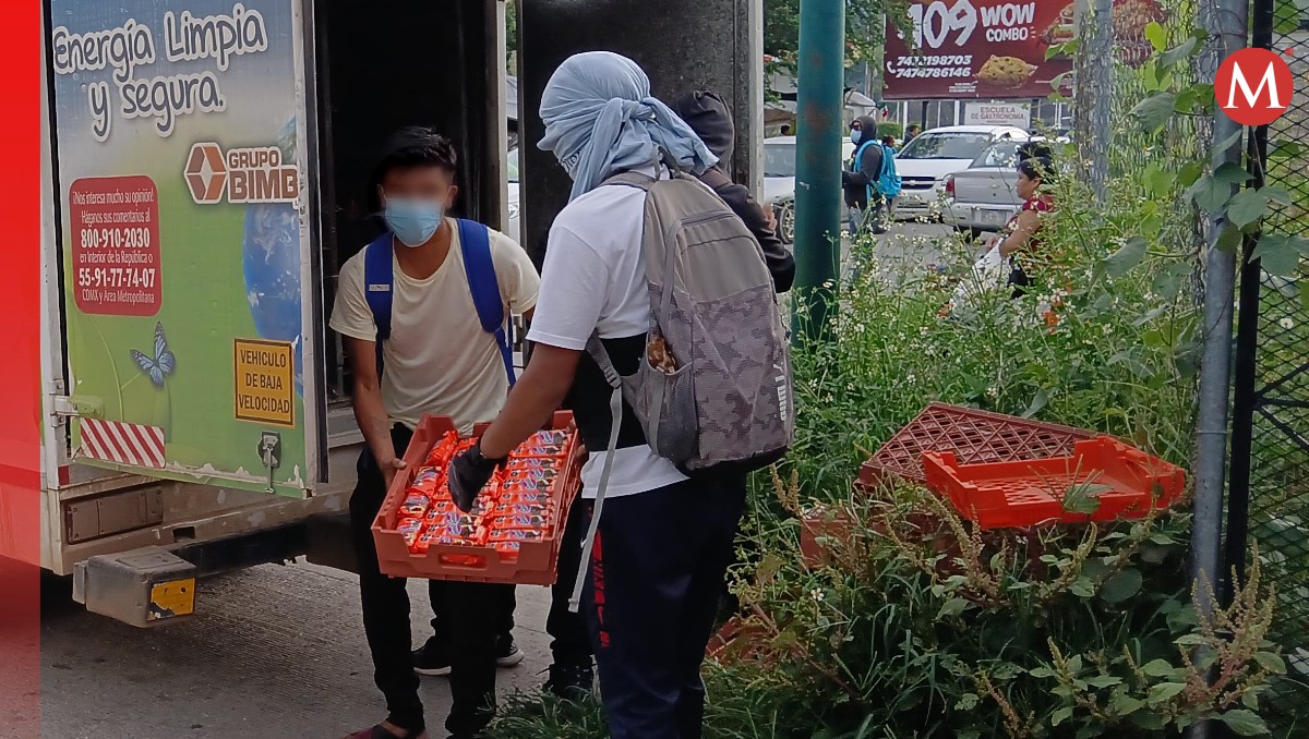 Estudiantes de Ayotzinapa bloquean carretera y retienen vehículos oficiales en Guerrero | Especial