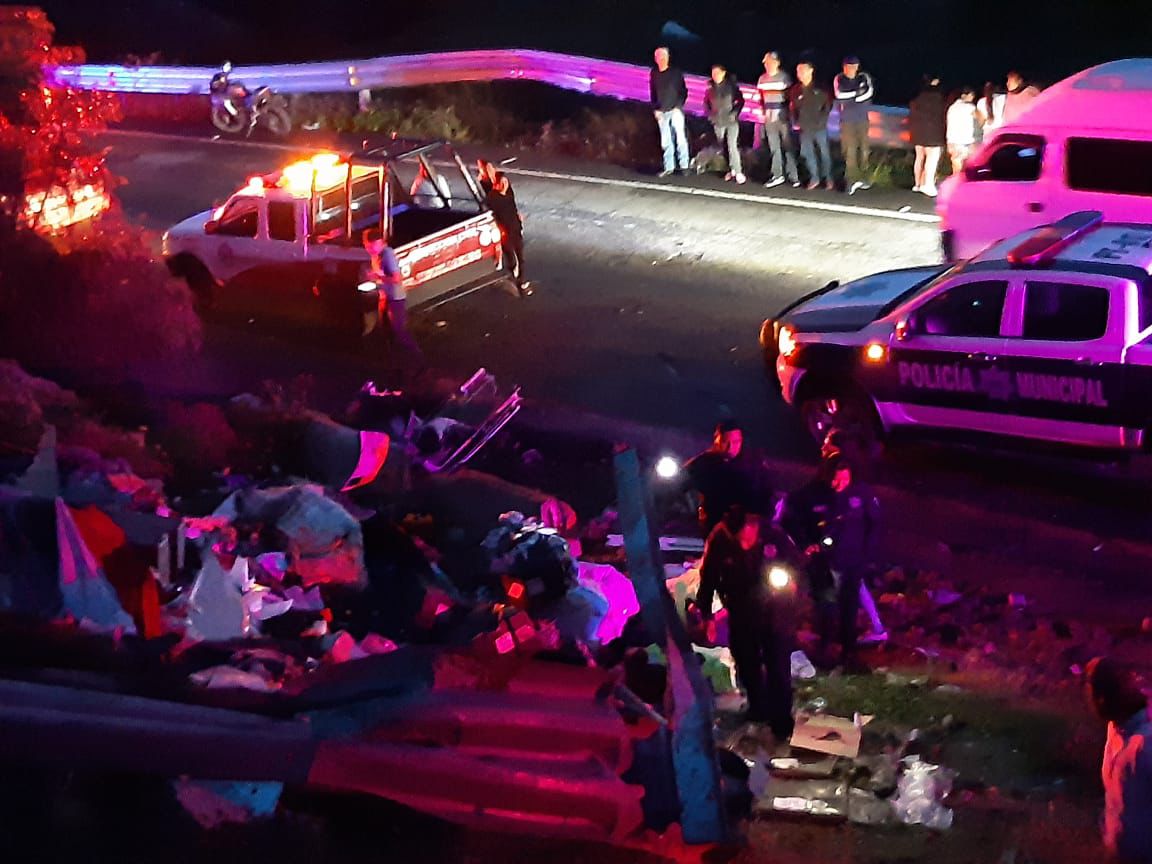 Las personas empezaron a robar el producto que quedó sobre la autopista.