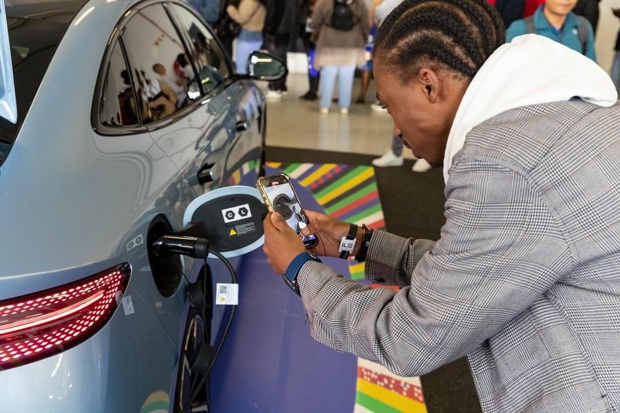 Visitante toma fotos de vehículo eléctrico de la marca china BYD en el Festival de Automovilismo en Johannesburgo, Sudáfrica. (Xinhua/Zhang Yudong)