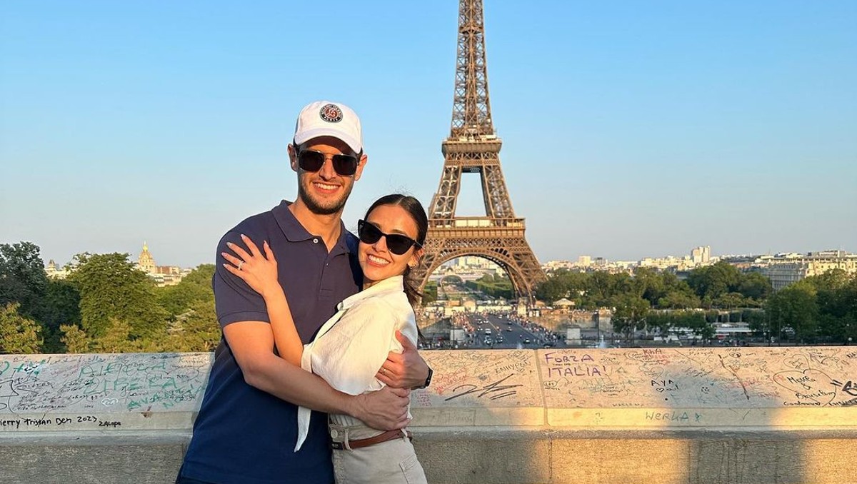 Así se reunió Adrián con su esposa, Karina Puente. | IG @karybridge