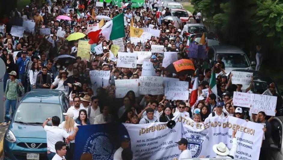 Trabajadores de la Suprema Corte se manifiestan y marchan hacia el Senado de la República