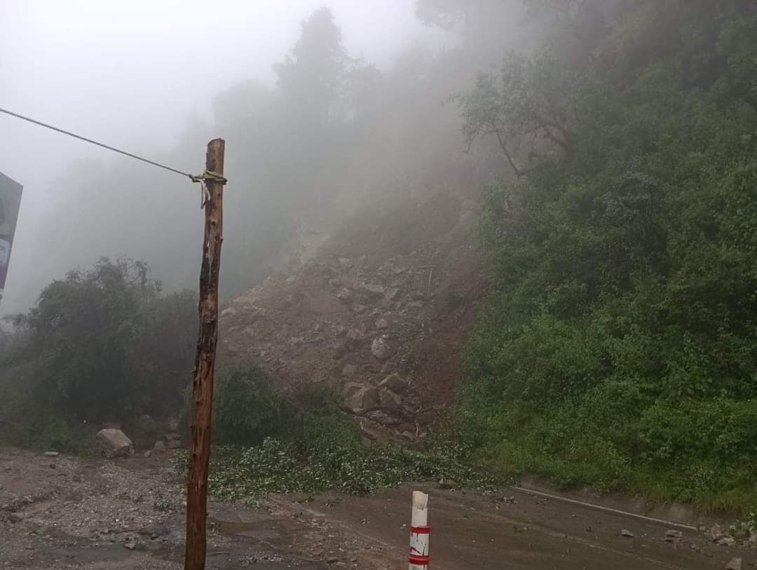 Deslave en la carretera 120 en Querétaro (foto: especial)