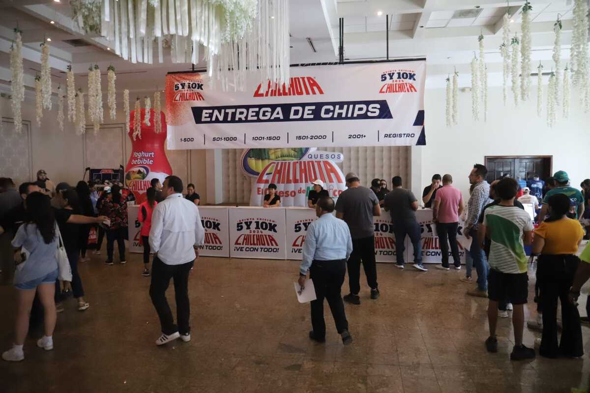 Este sábado se llevó a cabo la entrega de paquetes a los corredores que se inscribieron en el Salón Murano.| Rolando Riestra