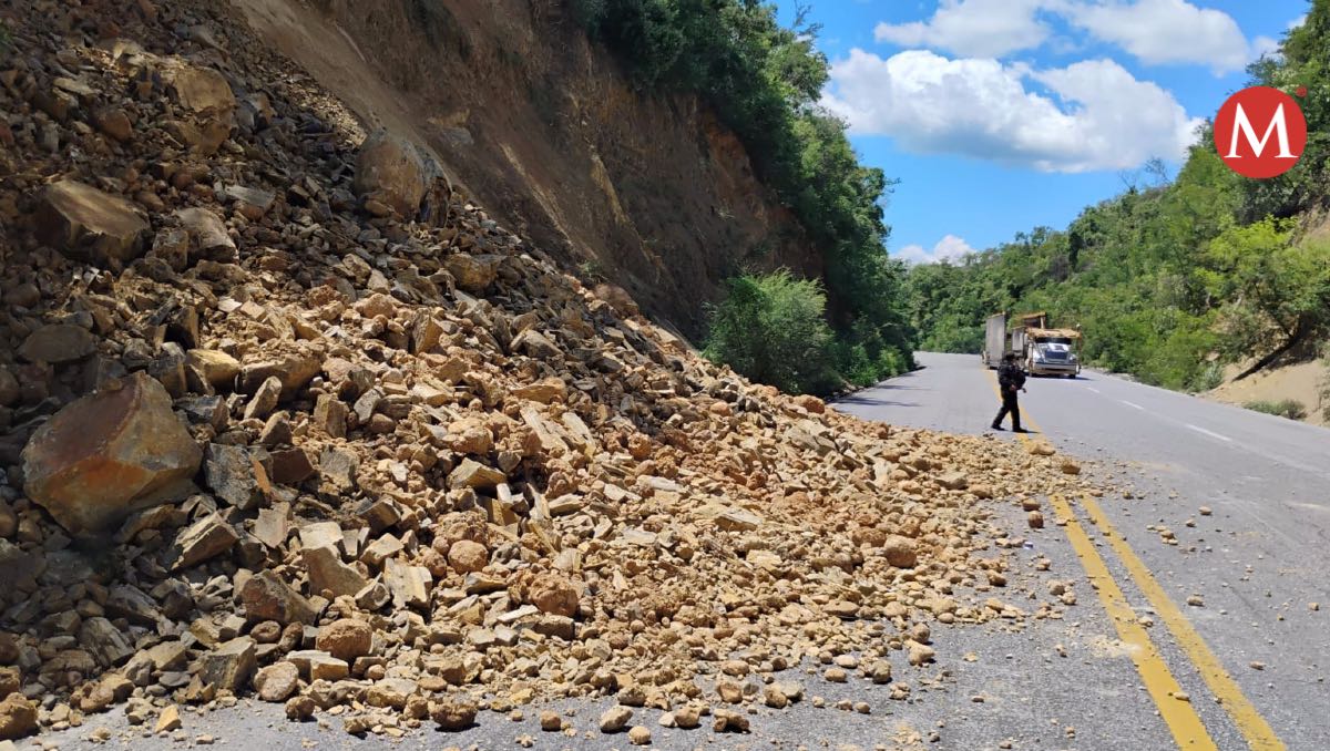 Se derrumba cerro en carretera Victoria-Monterrey