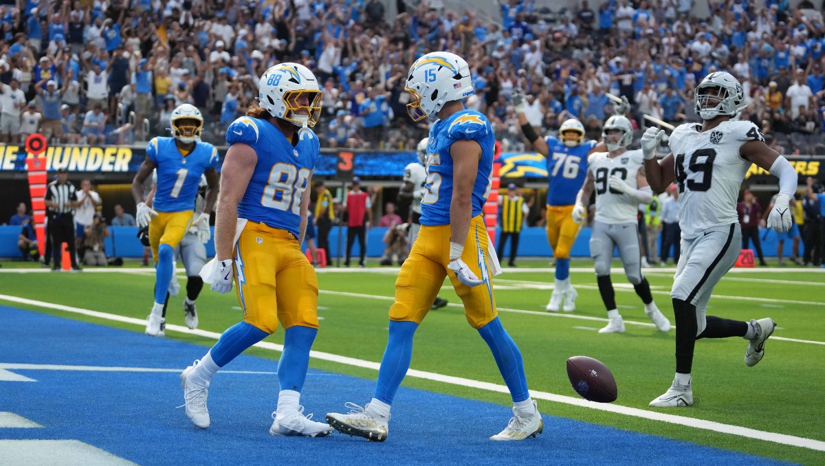 Los Angeles Chargers derrotan a los Raiders en el debut de Jim Harbaugh (Reuters)