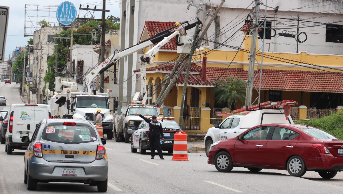 Conductores dejan daños a los postes de la CFE en Tampico. (Yazmín Sánchez)