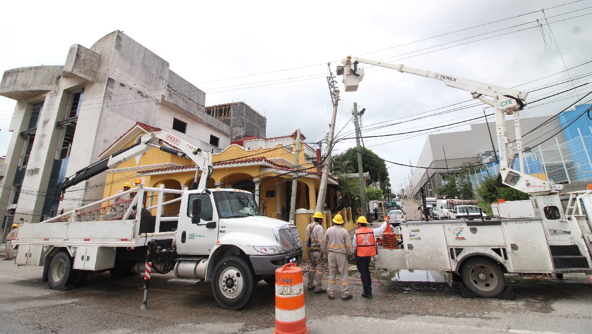 Conductores dejan daños a los postes de la CFE en Tampico. (Yazmín Sánchez)