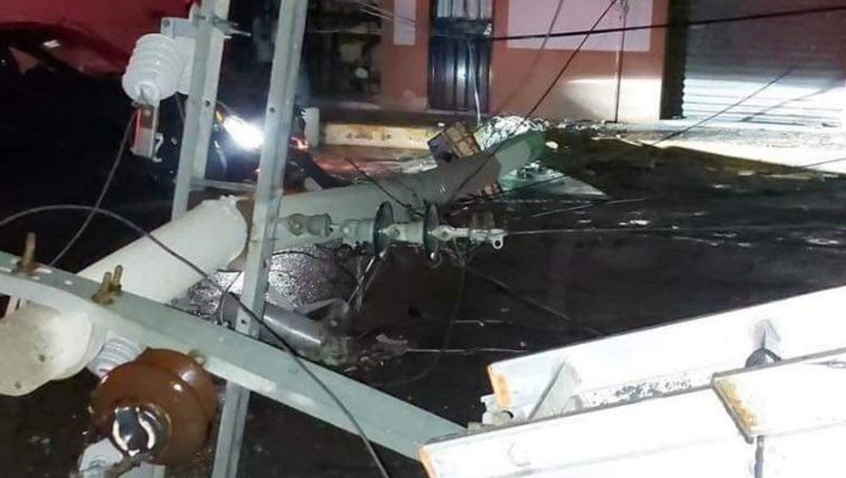 Poste y transformador de luz fueron derribados por un automóvil en Hidalgo