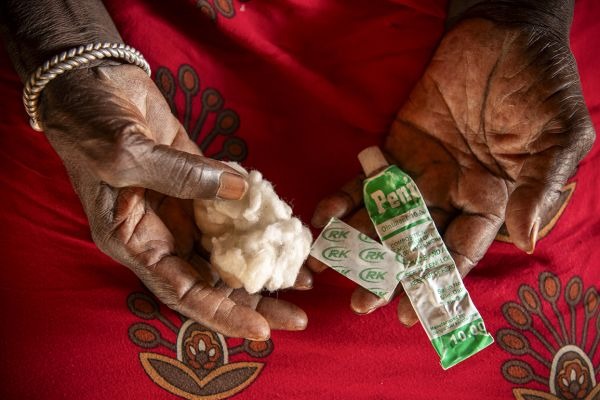 Yassin Fatty en Wassu, Gambia. La mujer de 96 años es practicante tradicional de mutilación genital femenina | Kiana Hayeri/ The New York Times