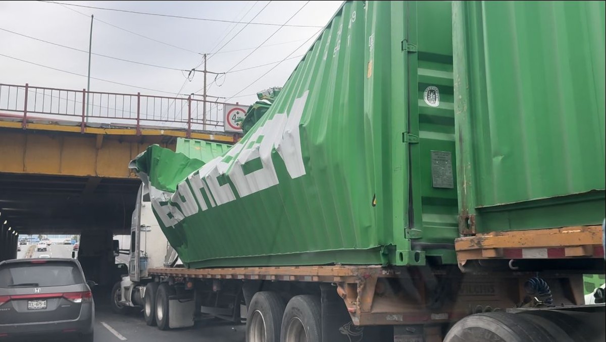 La caja del primer remolque se arrugó al no poder pasar por debajo del puente. Foto: Especial