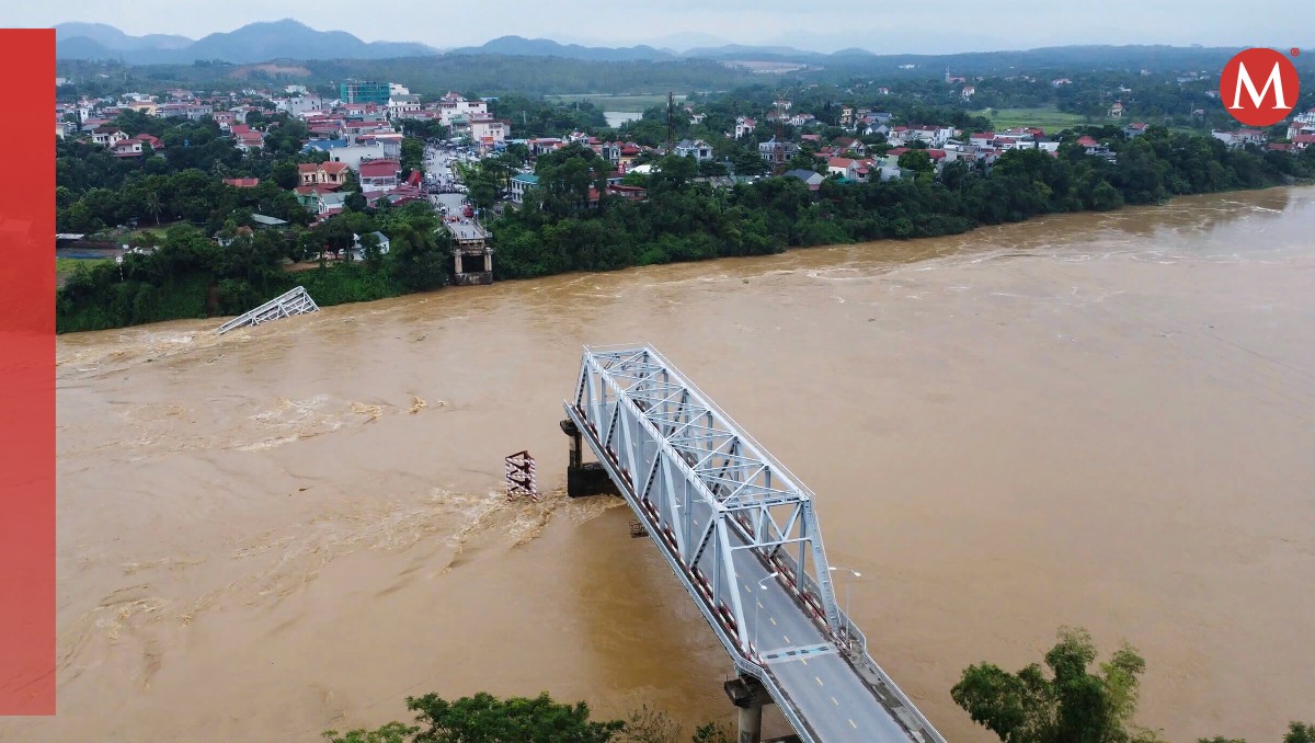 El puente fue arrastrado por las lluvias torrenciales. | AP