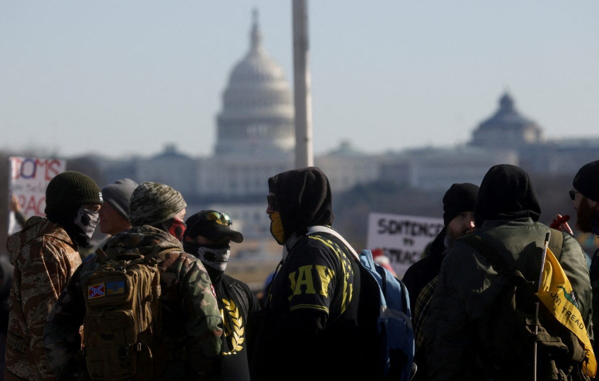 Grupo de supremacistas blancos con el Capitolo al fondo (AP)