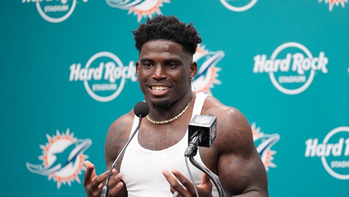 Tyreek Hill, de Dolphins, fue esposado porque no cooperó con oficiales (AP)