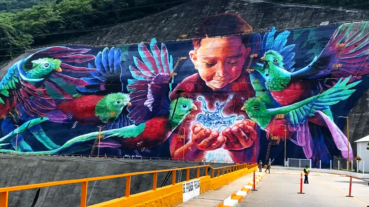 Adry del Rocío pinta mural de más de 9 mil metros en presa de Chiapas | Foto: Especial