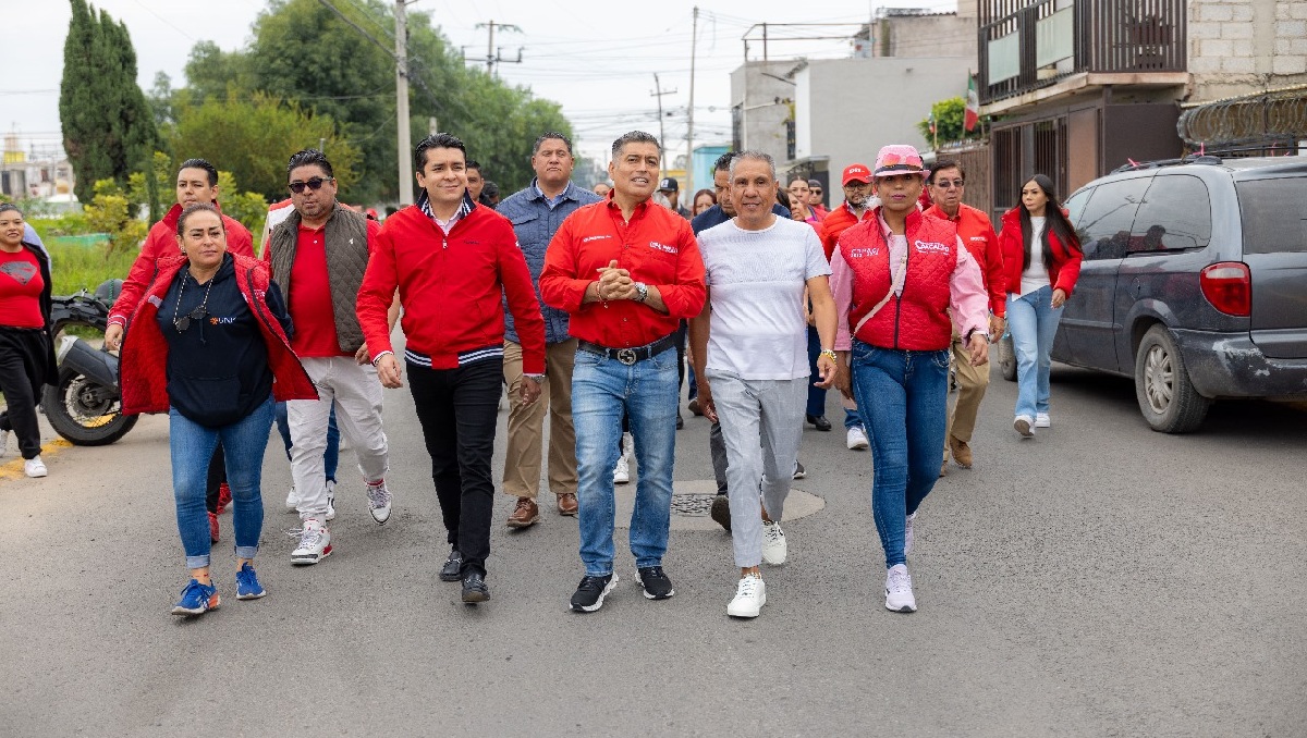 El alcalde de Coacalco también inauguro la repavimentación con asfalto de la calle Nochebuena. Foto: (Especial)