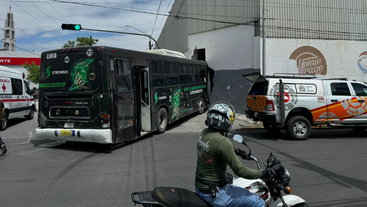 Camión de Ruta 20 choca con vehículo y termina dentro de empresa en centro de Monterrey / Martín Ocañas