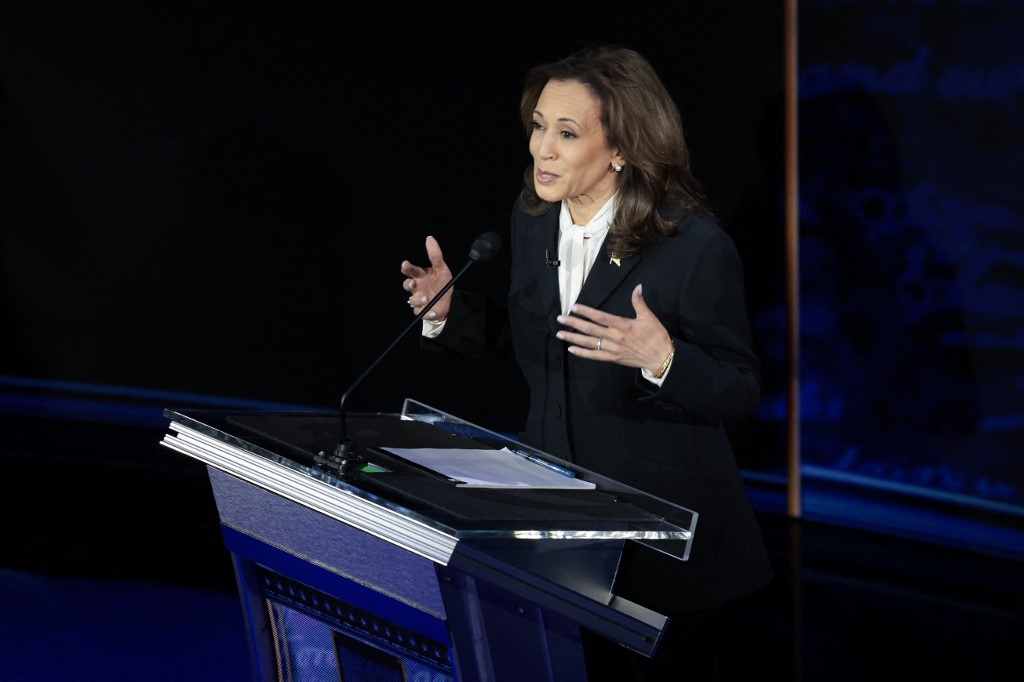 Candidata presidencial demócrata, la vicepresidenta de los Estados Unidos, Kamala Harris, debate con el candidato presidencial republicano | AFP