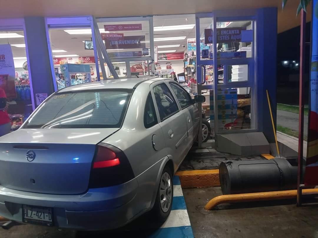 Conductora impacta contra oxxo en Tulancingo.