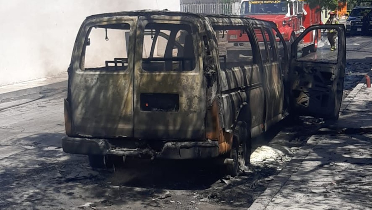 Elementos de Protección Civil y Bomberos de Apodaca encontraron el vehículo en llamas. Foto: Especial