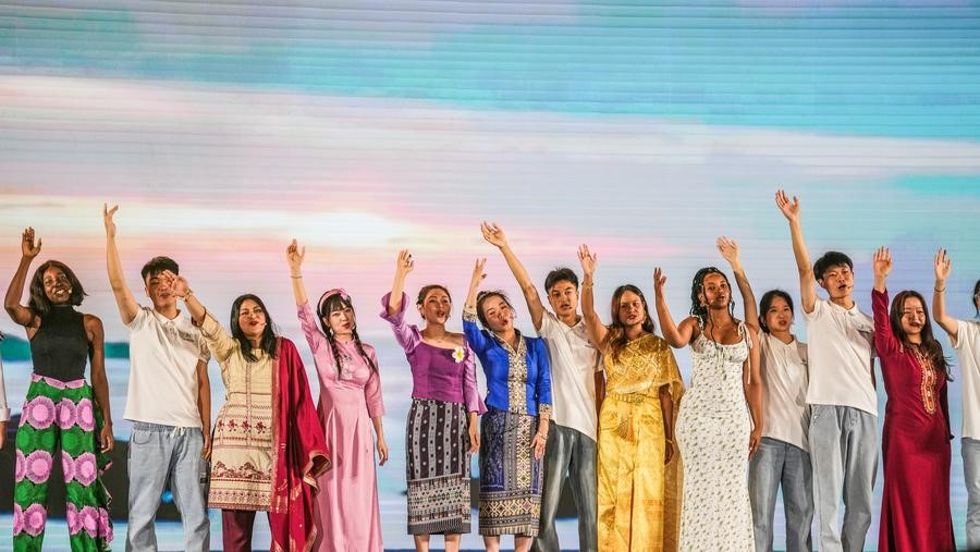 Estudiantes extranjeros cantan en la ceremonia de apertura de la Semana de Cooperación Educativa China-ASEAN 2024. (Xinhua/Tao Liang)