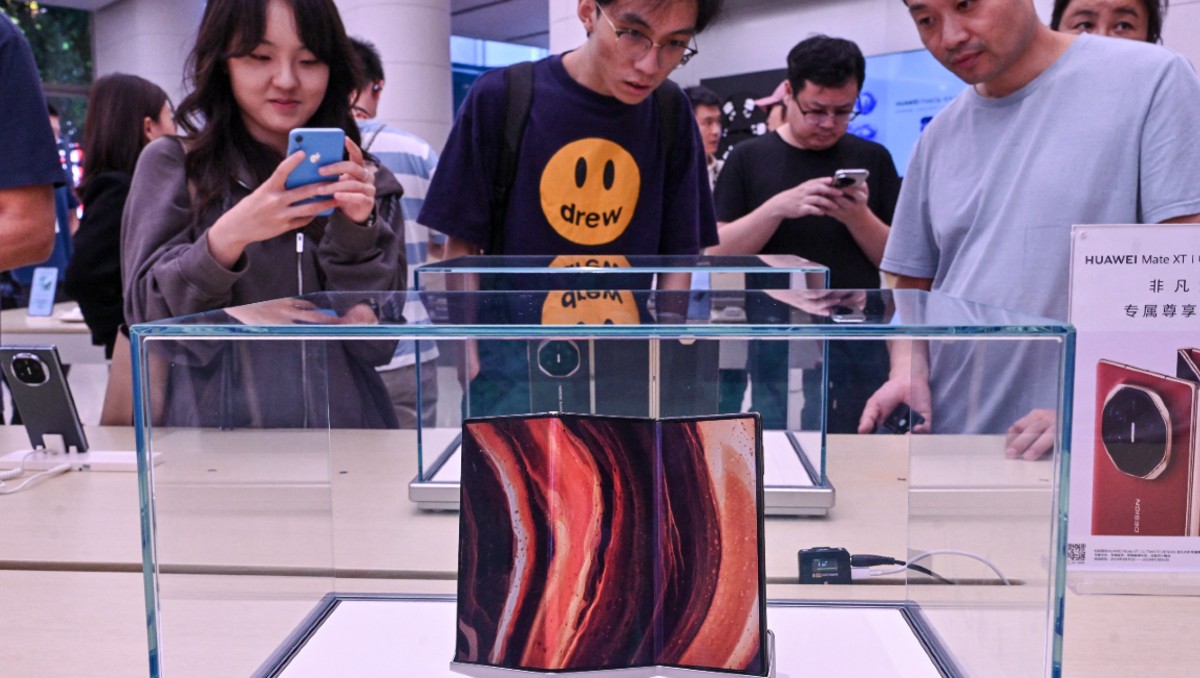 Huawei presenta el primer móvil del mundo con triple pantalla en China. | AFP