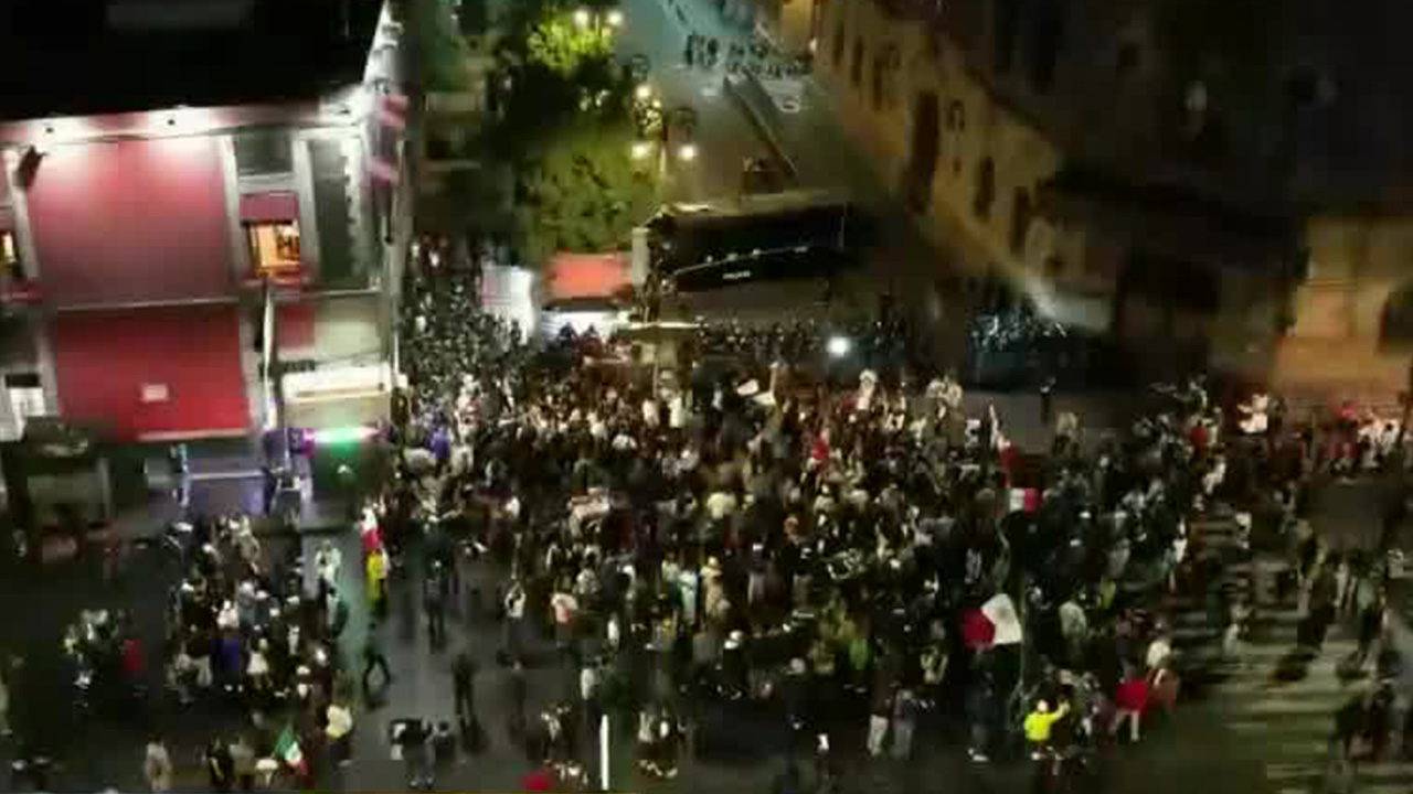 Manifestantes impiden el acceso a senadores del PRI a la Antigua Casona de Xicoténcatl