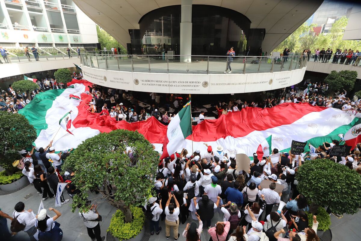 Los manifestantes lograron entrar al Senado de la República | Foto: Jorge Carballo